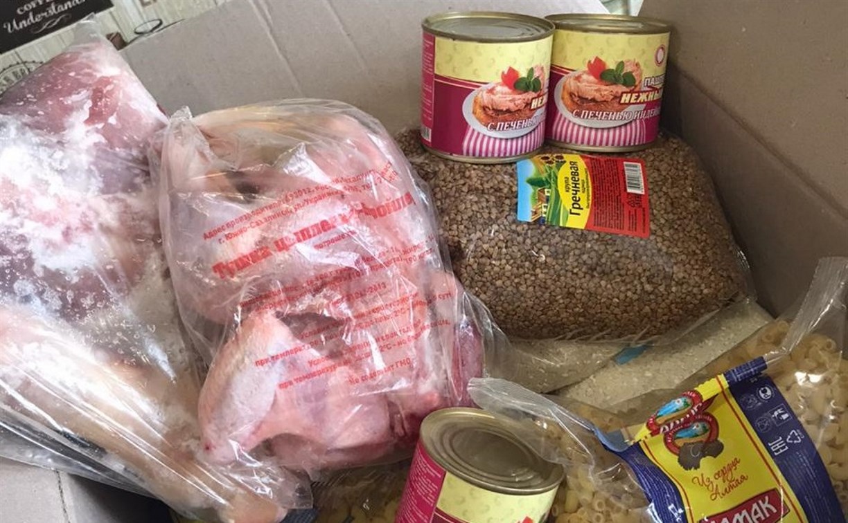Сахалинцы помогают волонтерам кормить пенсионеров горячими обедами