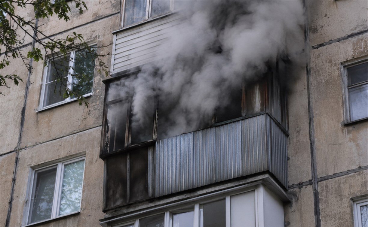 Балкон загорелся в многоквартирном доме в Ногликах
