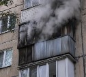 Балкон загорелся в многоквартирном доме в Ногликах
