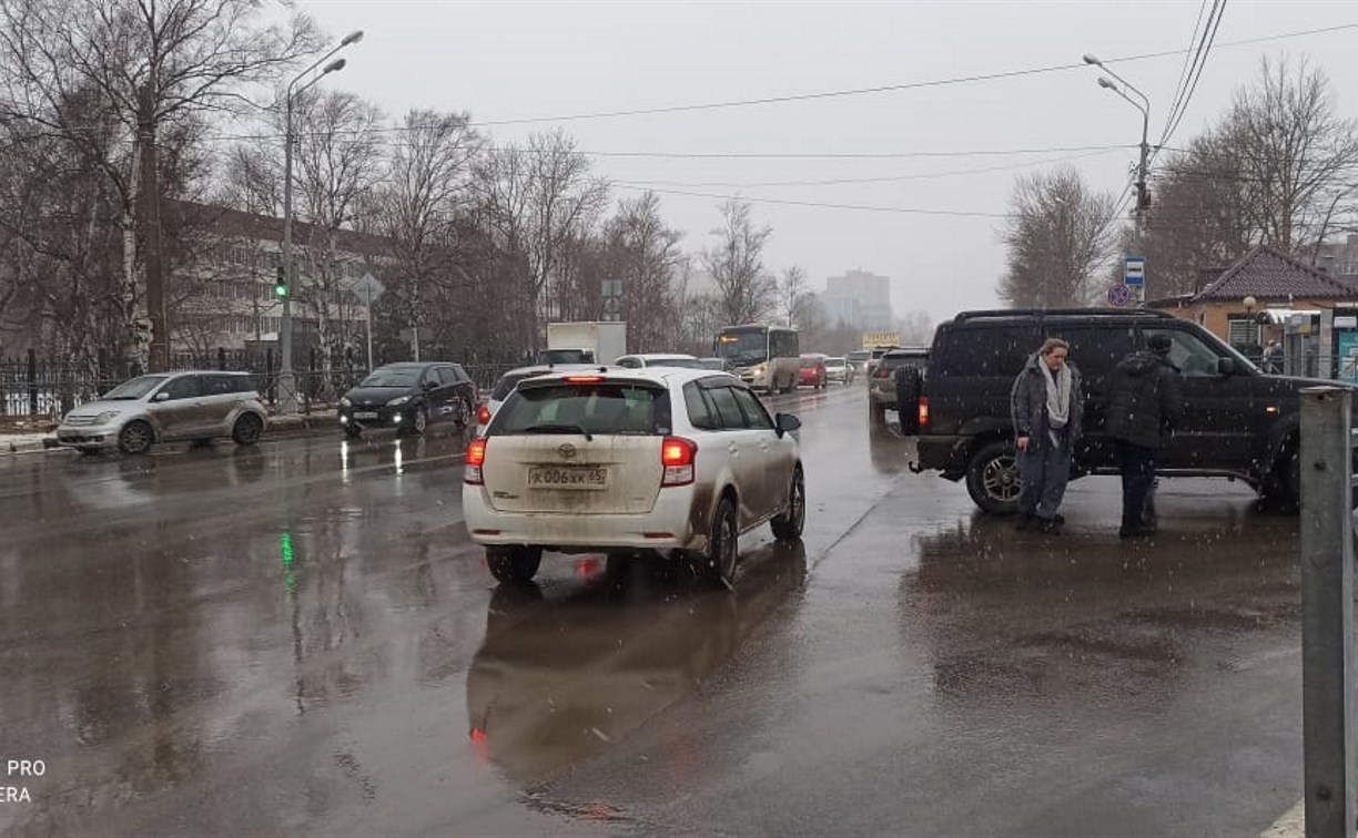 Очевидцев аварии на перекрёстке улицы Есенина и проспекта Мира ищут в Южно-Сахалинске