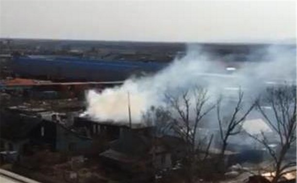 Горящий гараж потушили пожарные в Южно-Сахалинске
