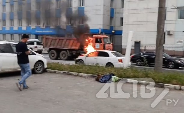Белый седан загорелся в Южно-Сахалинске после ДТП