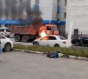 Белый седан загорелся в Южно-Сахалинске после ДТП