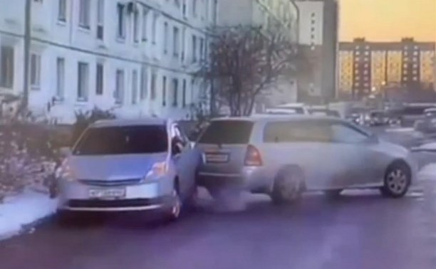 В Южно-Сахалинске мужчина неуклюже выехал с парковки и притер соседское авто
