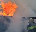 Здание бывшего вокзала мощно горело в Охе - огонь тушили 11 часов