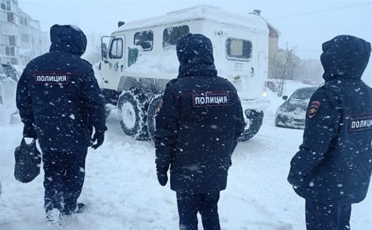 Сахалинские полицейские разносили еду жителям Троицкого