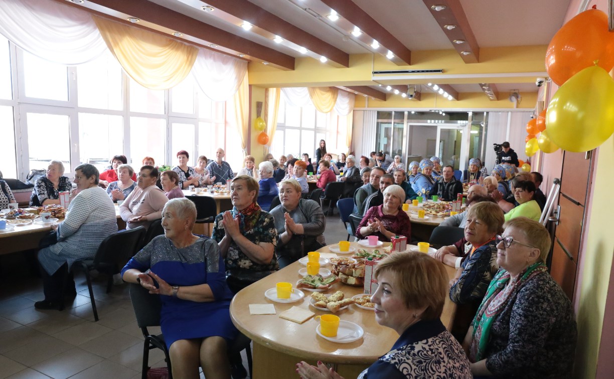 Латинским танцам учили жителей Ноглик в Международный день пожилых людей Латинским танцам учили жителей Ноглик в Международный день пожилых людей