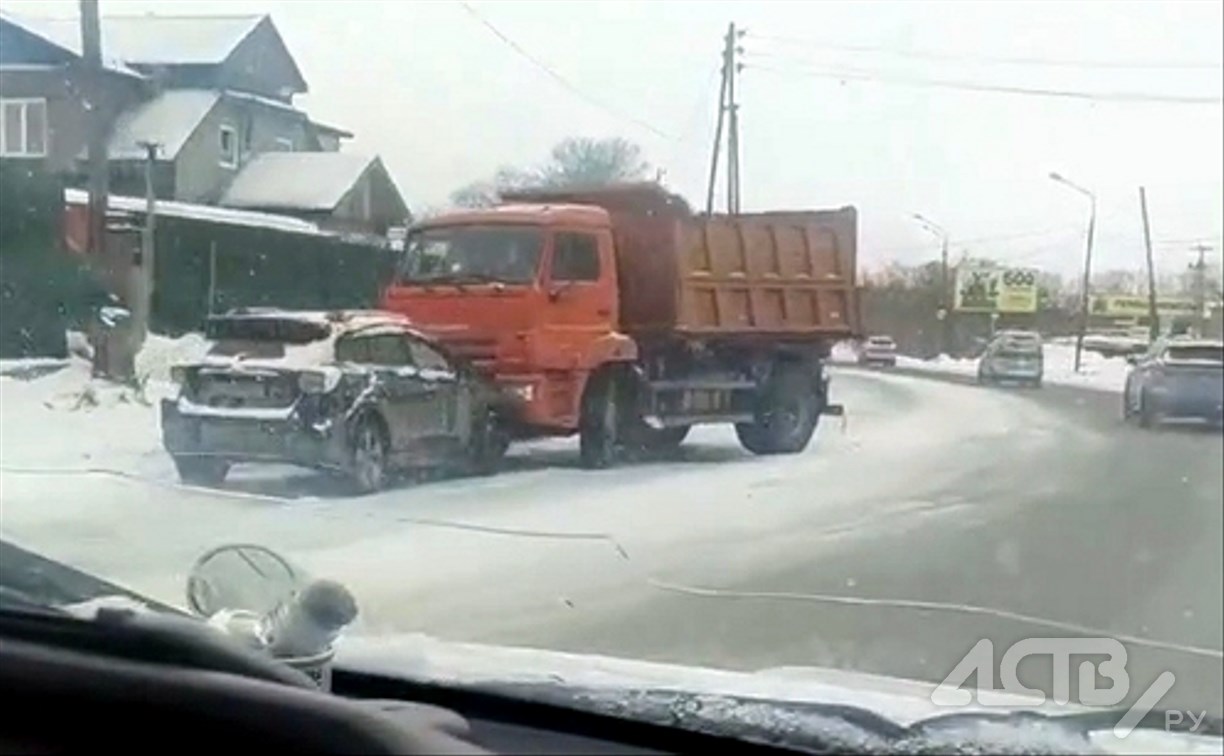 Лобовое ДТП с большегрузом произошло на Холмском шоссе 