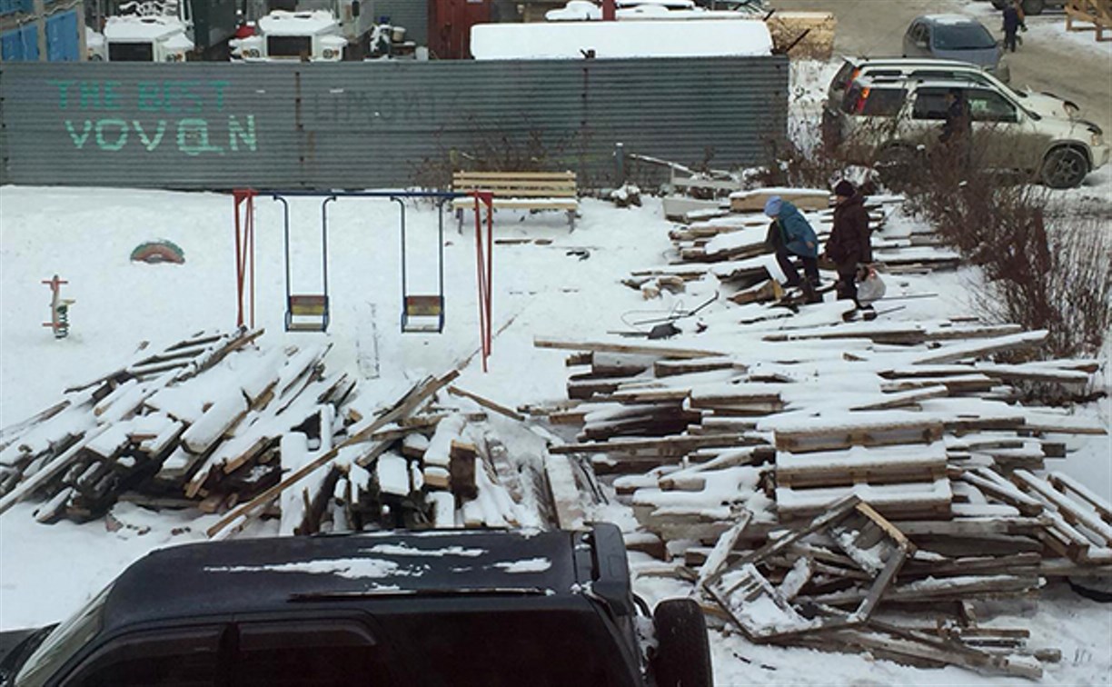 Рабочие в южно-сахалинском дворе свалили доски с гвоздями прямо на детскую площадку