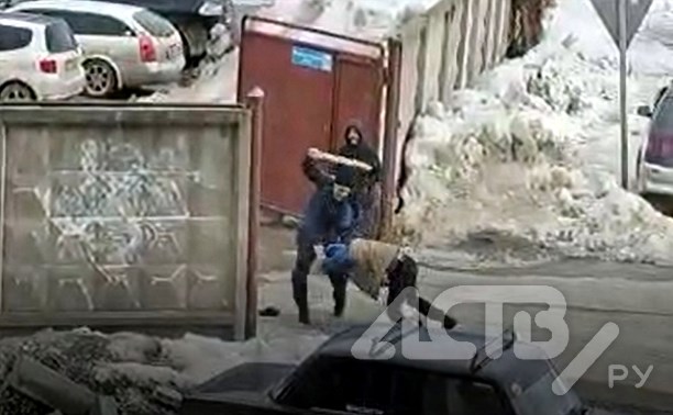 Избиение палкой мужчины у хостела в Южно-Сахалинске попало в объектив видеокамеры