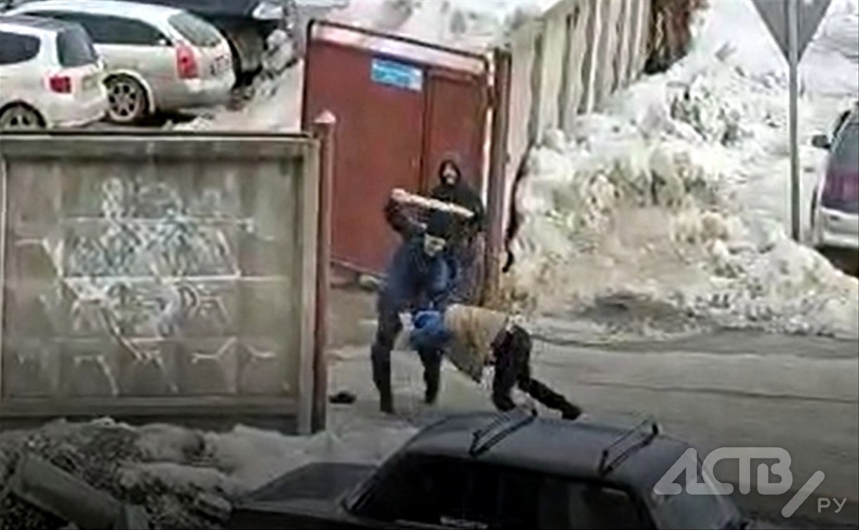 Избиение палкой мужчины у хостела в Южно-Сахалинске попало в объектив видеокамеры 