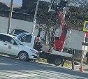 "Как рванул": грузовик сдернул провода с опор на перекрестке в Южно-Сахалинске 