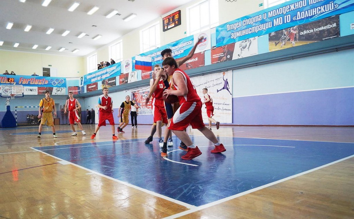 Школьники борются за путевки на сахалинский чемпионат по баскетболу 