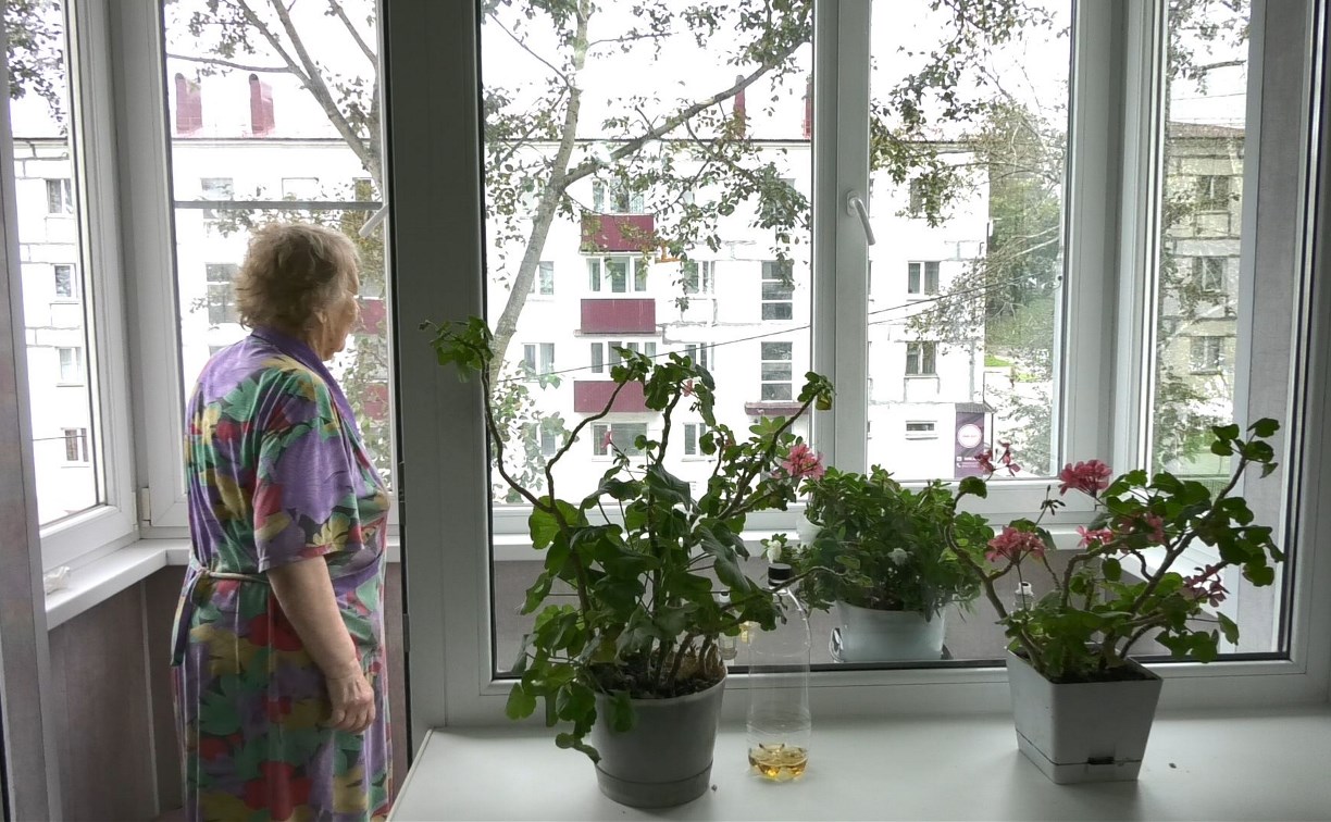 Жителям дома в Корсакове запретили выходить на балконы после недавнего обрушения