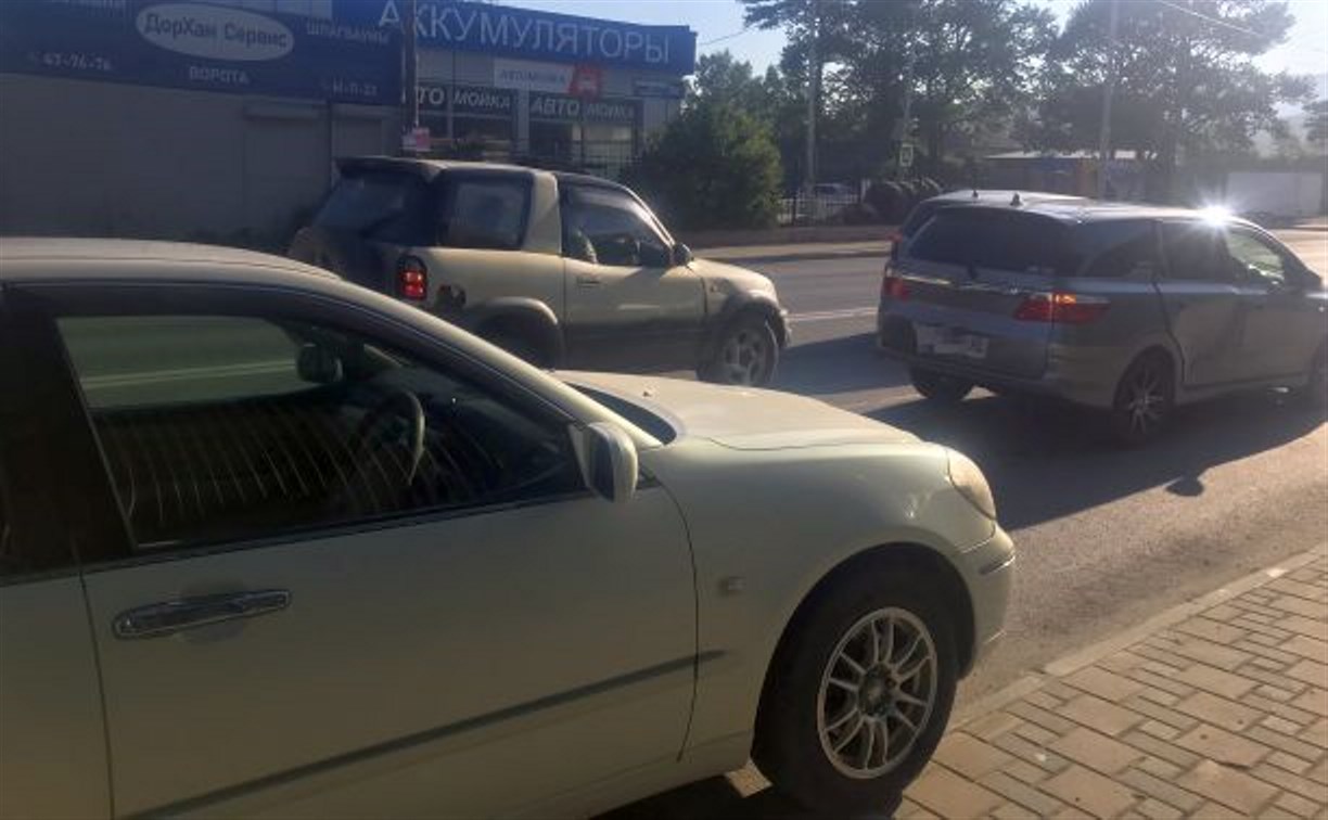 На перекрёстке в Южно-Сахалинске дорогу не поделили два авто