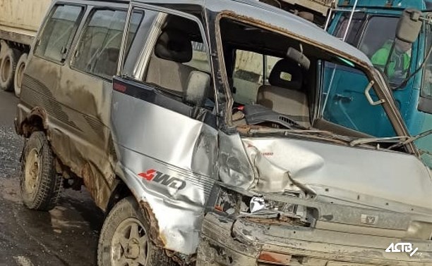 Мужчина пострадал при столкновении микроавтобуса и рейсового автобуса в Южно-Сахалинске
