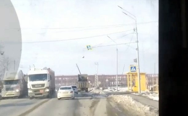 Очевидцы: водитель в Новоалександровске "что-то снёс" и оставил район без электричества