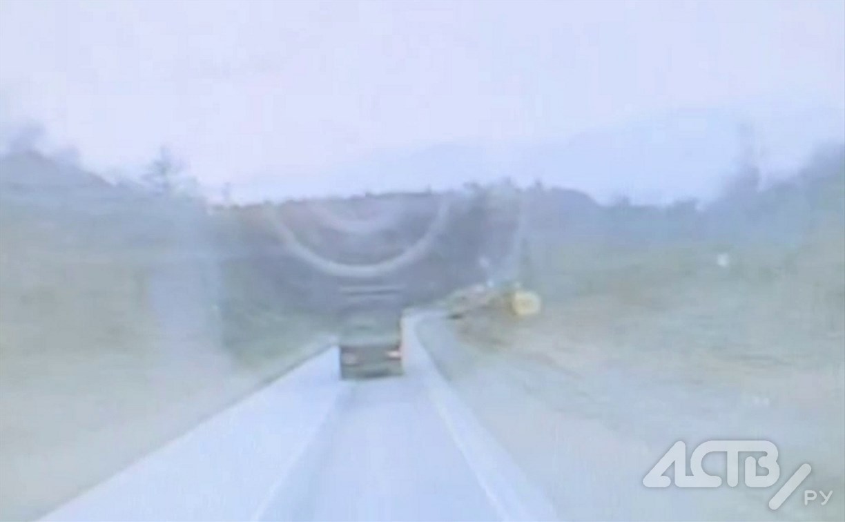 Появилось видео того, как "Шахман" улетел в котлован на Сахалине 