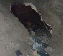Не дыра, а бездна: гигантский провал появился на трассе в Анивском районе