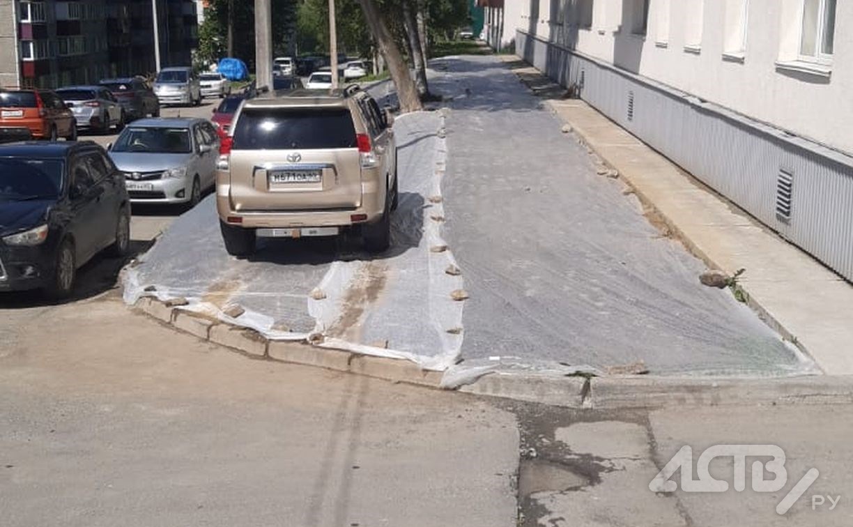 "Моё место": автохам в Корсакове плевал на благоустройство и поставил машину на высаженный газон