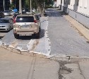 "Моё место": автохам в Корсакове плевал на благоустройство и поставил машину на высаженный газон