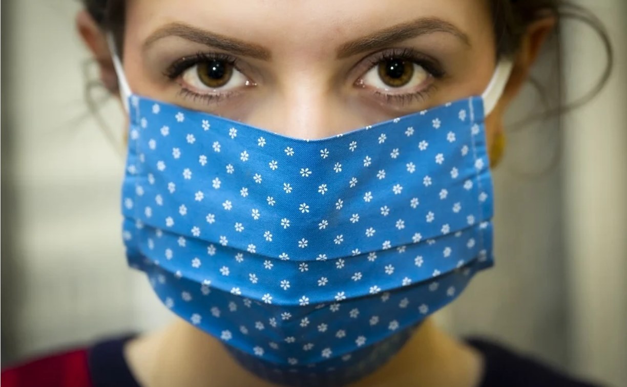 Штрафы в 570 долларов за тканевые маски начали выписывать в Румынии