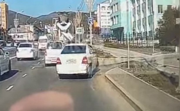 В Южно-Сахалинске оштрафовали прокатившегося по тротуару таксиста