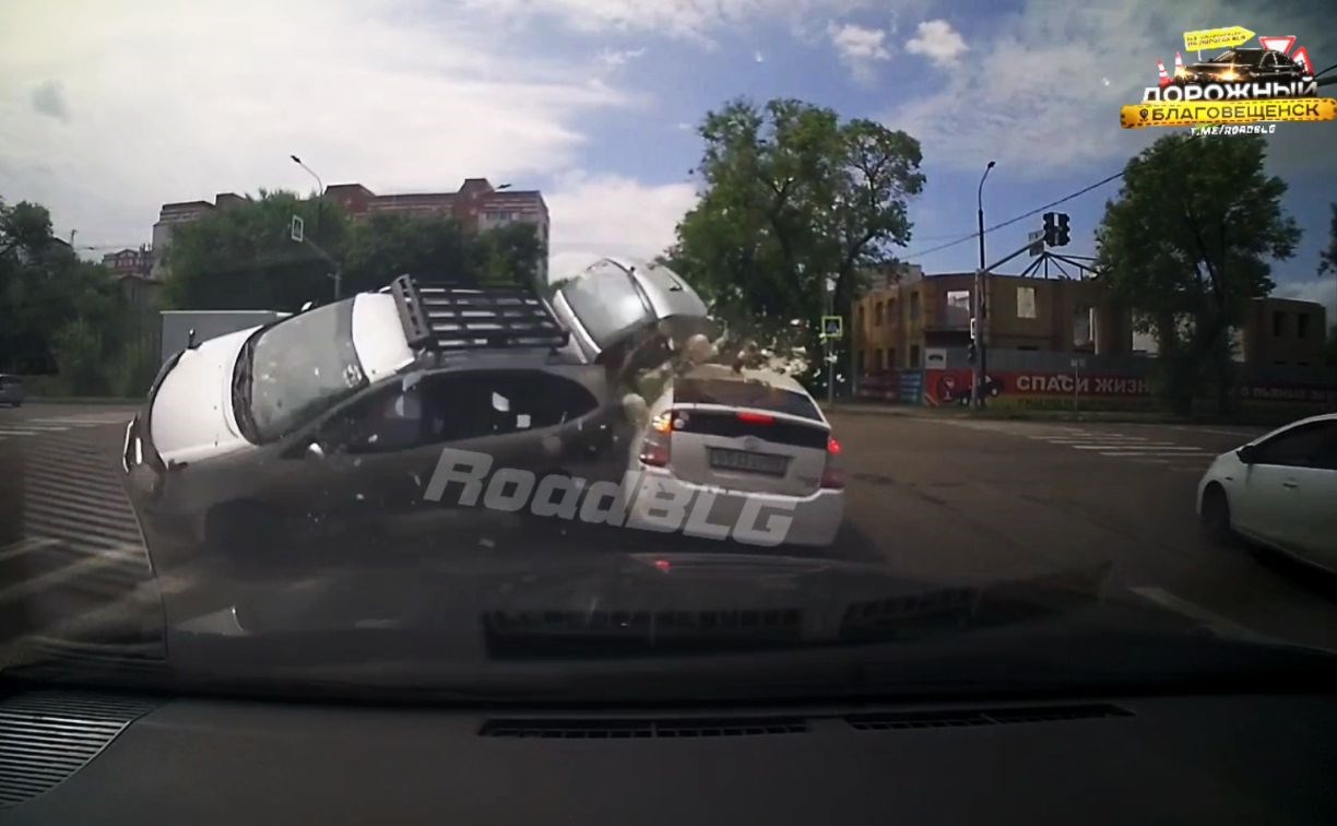 В Благовещенске автомобилист на полном ходу влетел на перекрёсток с отключенными светофорами