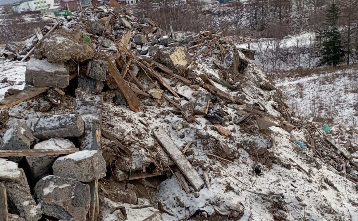 Мужчина в Корсакове попросил вывалить строительный мусор на своем участке и подставил подрядчиков