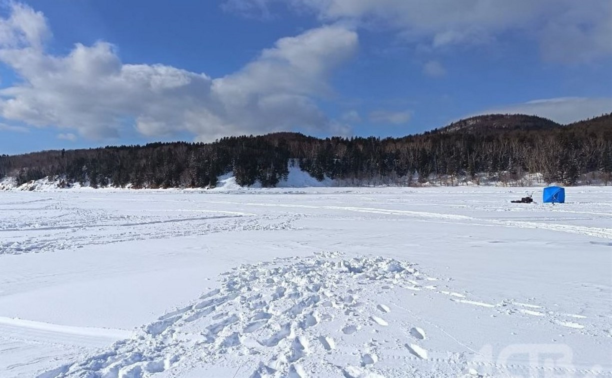 Трещины скрываются под снегом: сахалинских рыбаков предупреждают об опасности на льду
