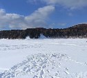 Трещины скрываются под снегом: сахалинских рыбаков предупреждают об опасности на льду
