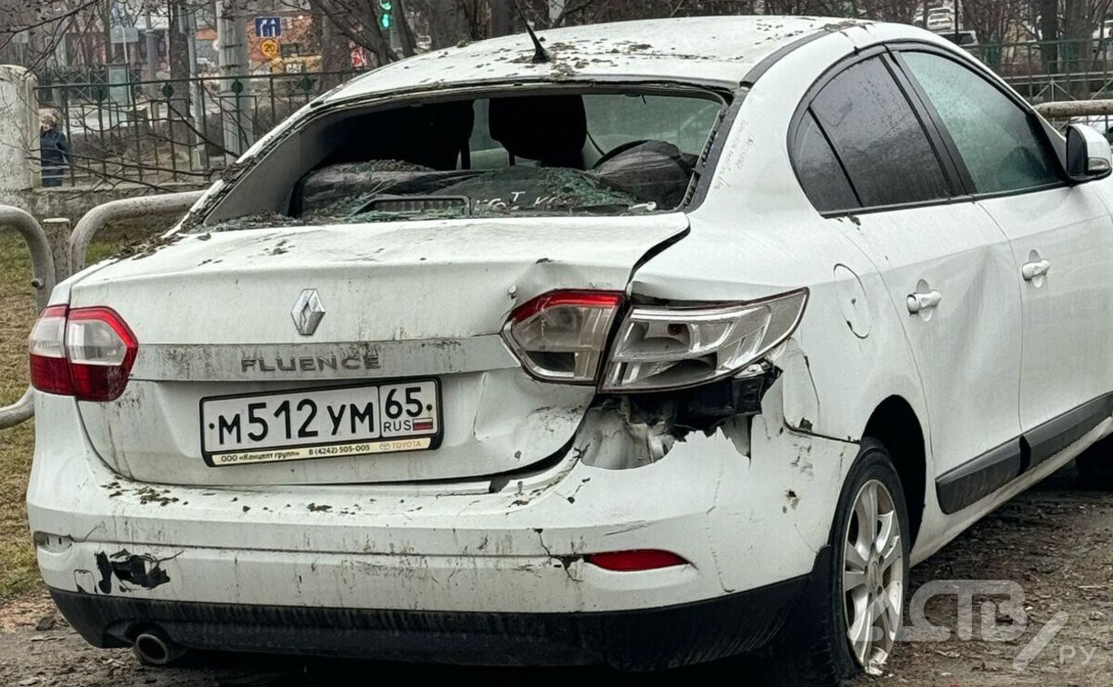 Во дворе дома в Южно-Сахалинске "оттаяла" машина