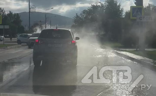 В Южно-Сахалинске "задымилась" улица - коммунальщики устраняют порыв на Емельянова