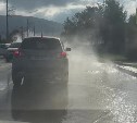 В Южно-Сахалинске "задымилась" улица - коммунальщики устраняют порыв на Емельянова