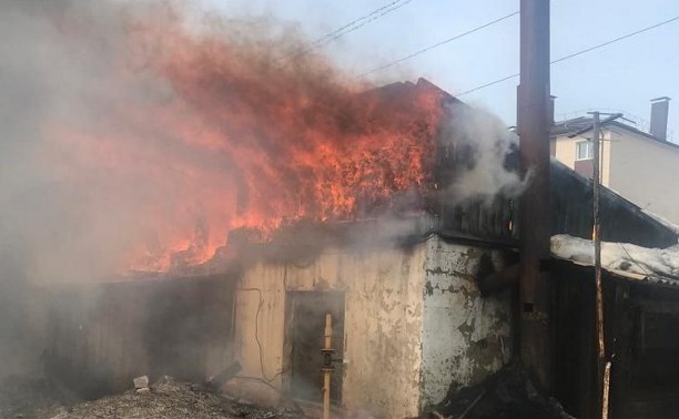 В Тымовском почти 4 часа тушили крупный пожар 