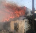В Тымовском почти 4 часа тушили крупный пожар 