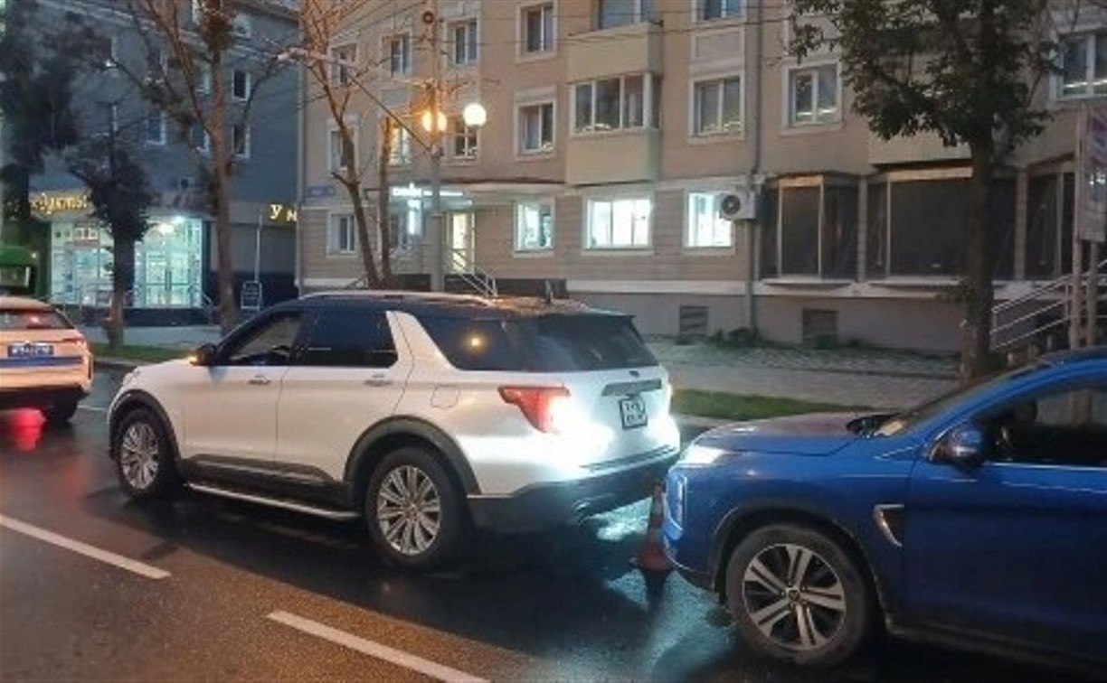  ГАИ ищет очевидцев столкновения Mitsubishi ASX и Ford Explorer на ул. Ленина в Южно-Сахалинске 