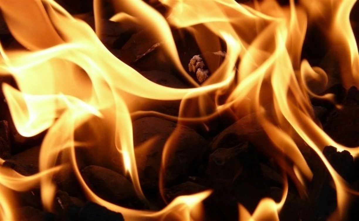 В Тымовском в "чёрную пятницу" сгорел гараж