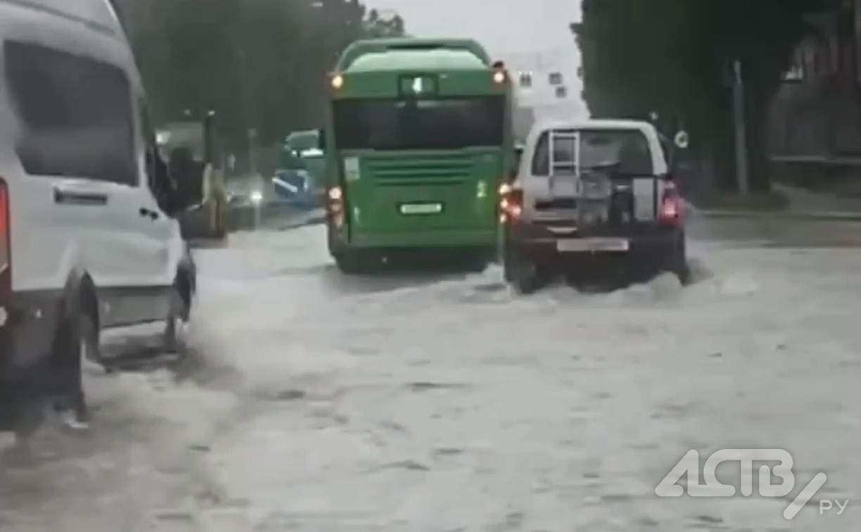 Воды по капот: в Южно-Сахалинске затопило улицу Ленина