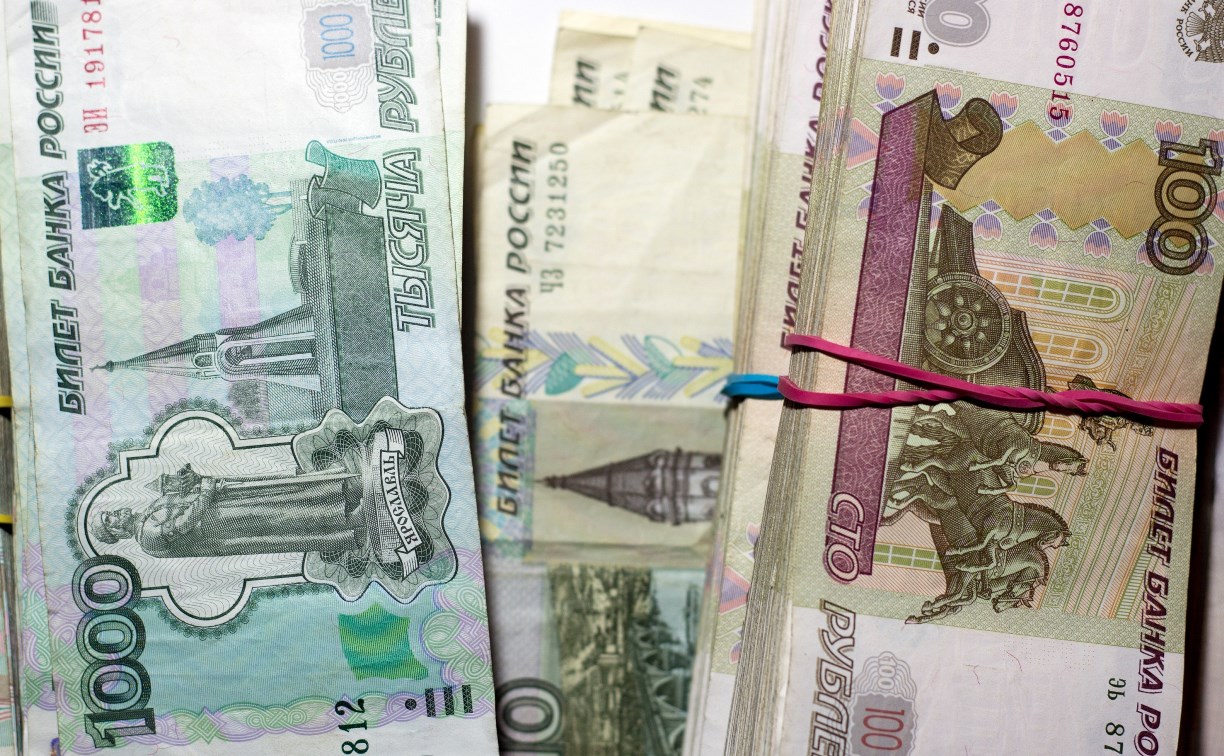 Похитительницу денег из сумки продавца в Корсакове уличили ещё в одном преступлении