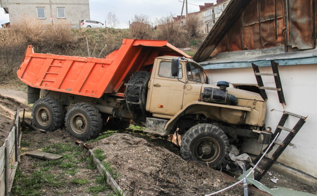 Грузовик врезался в жилой дом в Корсакове