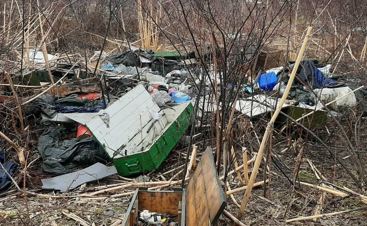 Военные сбросили деревянные ящики с электроникой и вещами у озера в Южно-Сахалинске 