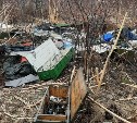 Военные сбросили деревянные ящики с электроникой и вещами у озера в Южно-Сахалинске 