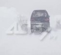 Гигантские снежные стены выросли в сахалинских сёлах после метели