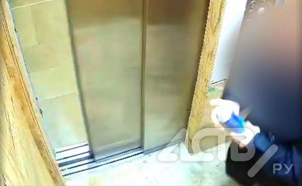 Малолетний вандал закрасил камеру наблюдения в лифте новостройки в Южно-Сахалинске