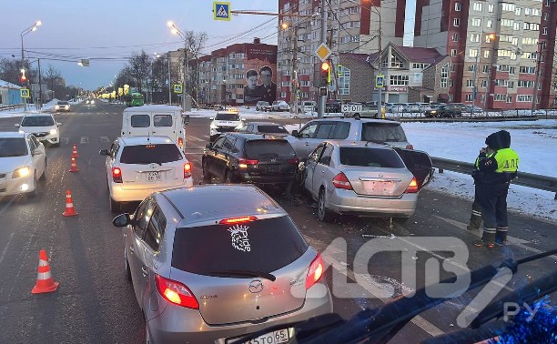 Экстренные службы съехались на массовое ДТП в Южно-Сахалинске