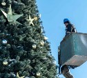 Новый год затянулся: в Южно-Сахалинске приступили к демонтажу ёлки
