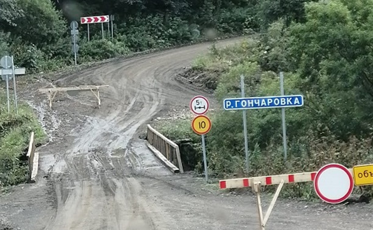 Сахалинцы вынуждены объезжать мост в Углегорском районе по воде