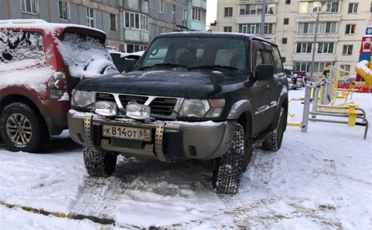 Почти две тысячи автовладельцев оштрафовали в Южно-Сахалинске за парковку на газоне