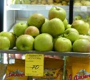 Яблоки по 70 рублей за килограмм продают в магазинах Холмска